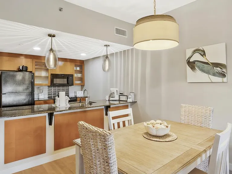 4525 Bahia Kitchen & Dining