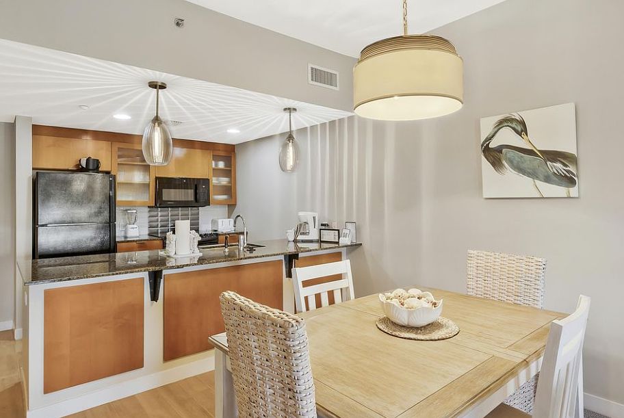 4525 Bahia Kitchen & Dining
