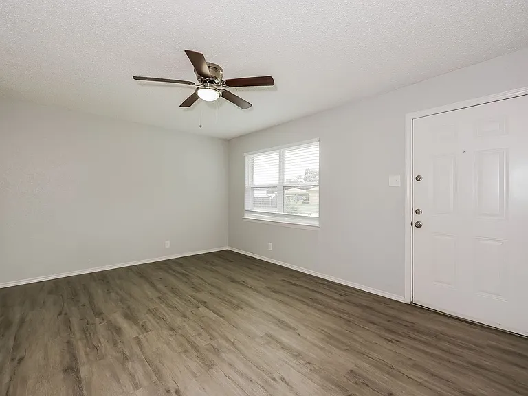 1238 Narcissus Ln — Photo 2