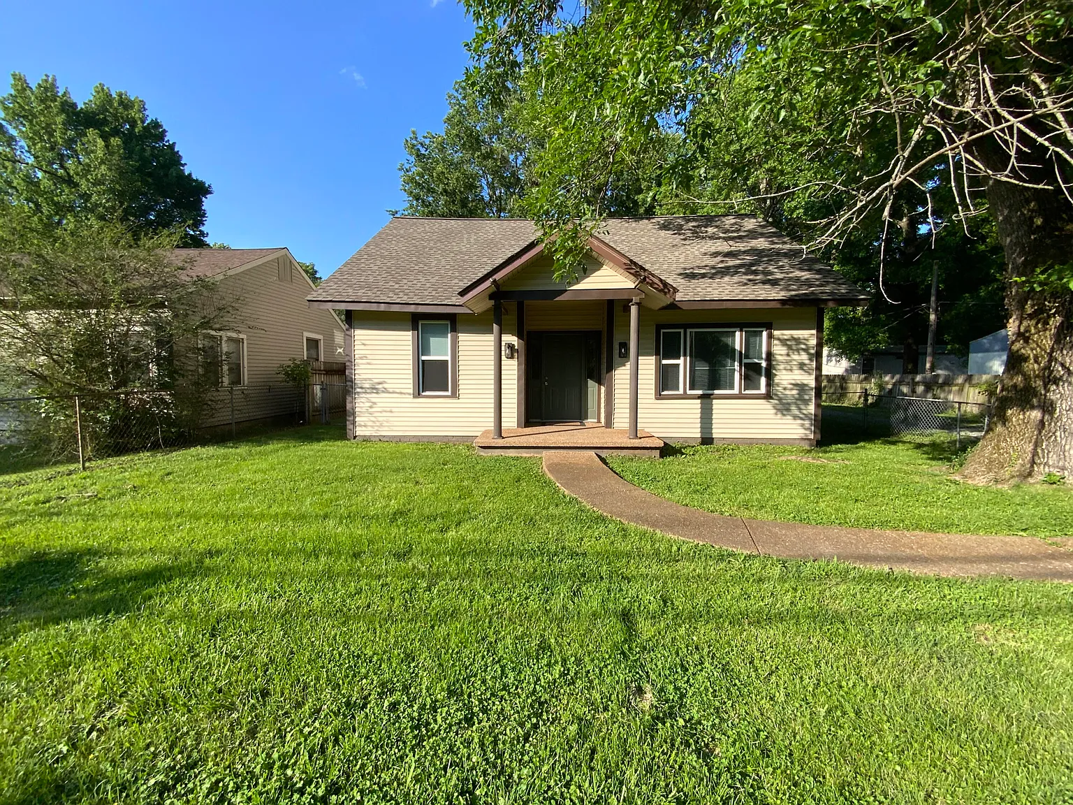 2 bed, 1.0 bath, 1218 sqft, $1,200 — Photo 3