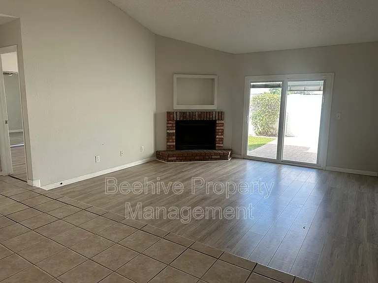 302 N Sycamore #19 — Photo 5