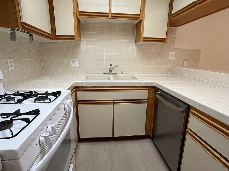 857 S Plymouth Blvd #303 — Photo 9