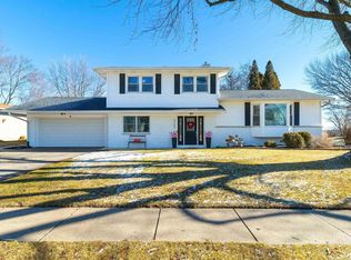 3705 Forest Rd, Davenport, IA 52807