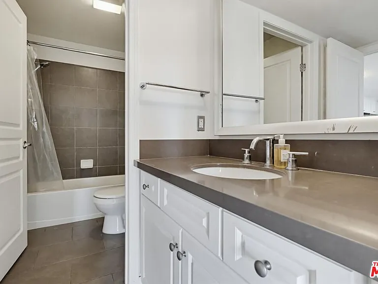 7320 Hawthorn Ave #203 — Photo 17