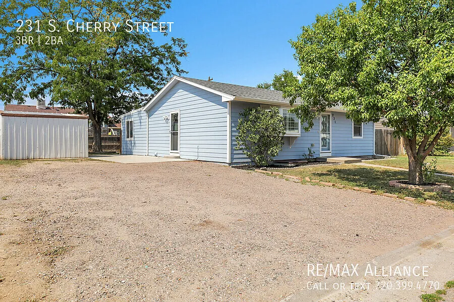 Beautifully Renovated Home with Modern Finishes & Spacious Yard — Photo 3
