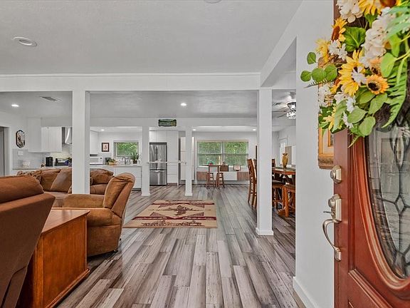5th image of 16701 Surrey Ln