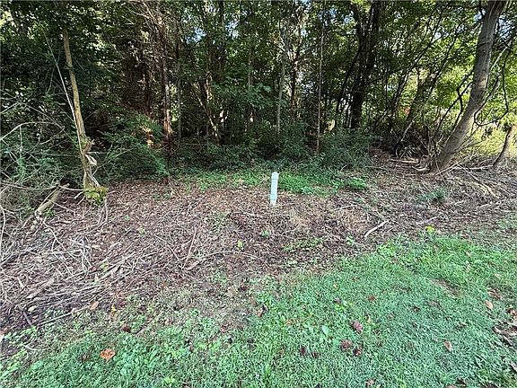 3rd image of 612 Meadowbrook Dr