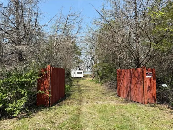 18760 McKinley Lake Rd, Parsons, KS 67357