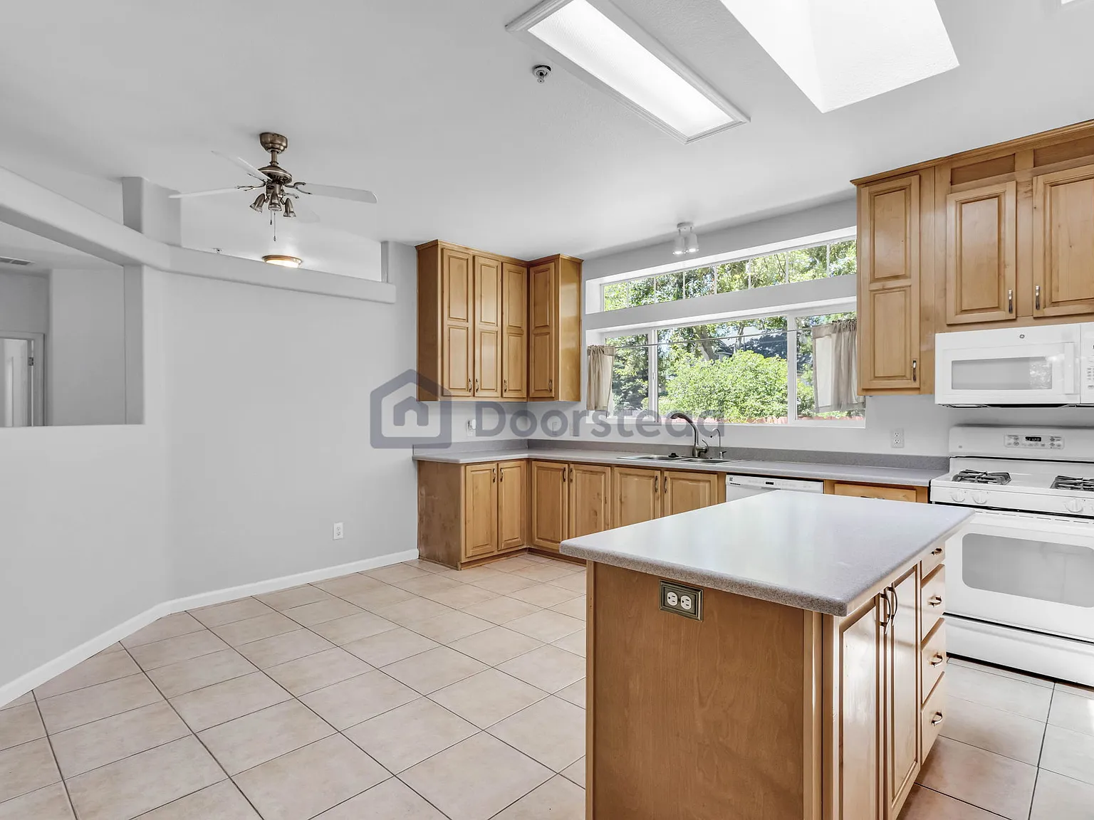 3 bed, 2.0 bath, 2000 sqft, $3,500 — Photo 2