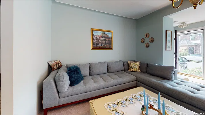 Sold by Trademarko Realty Inc | media 8