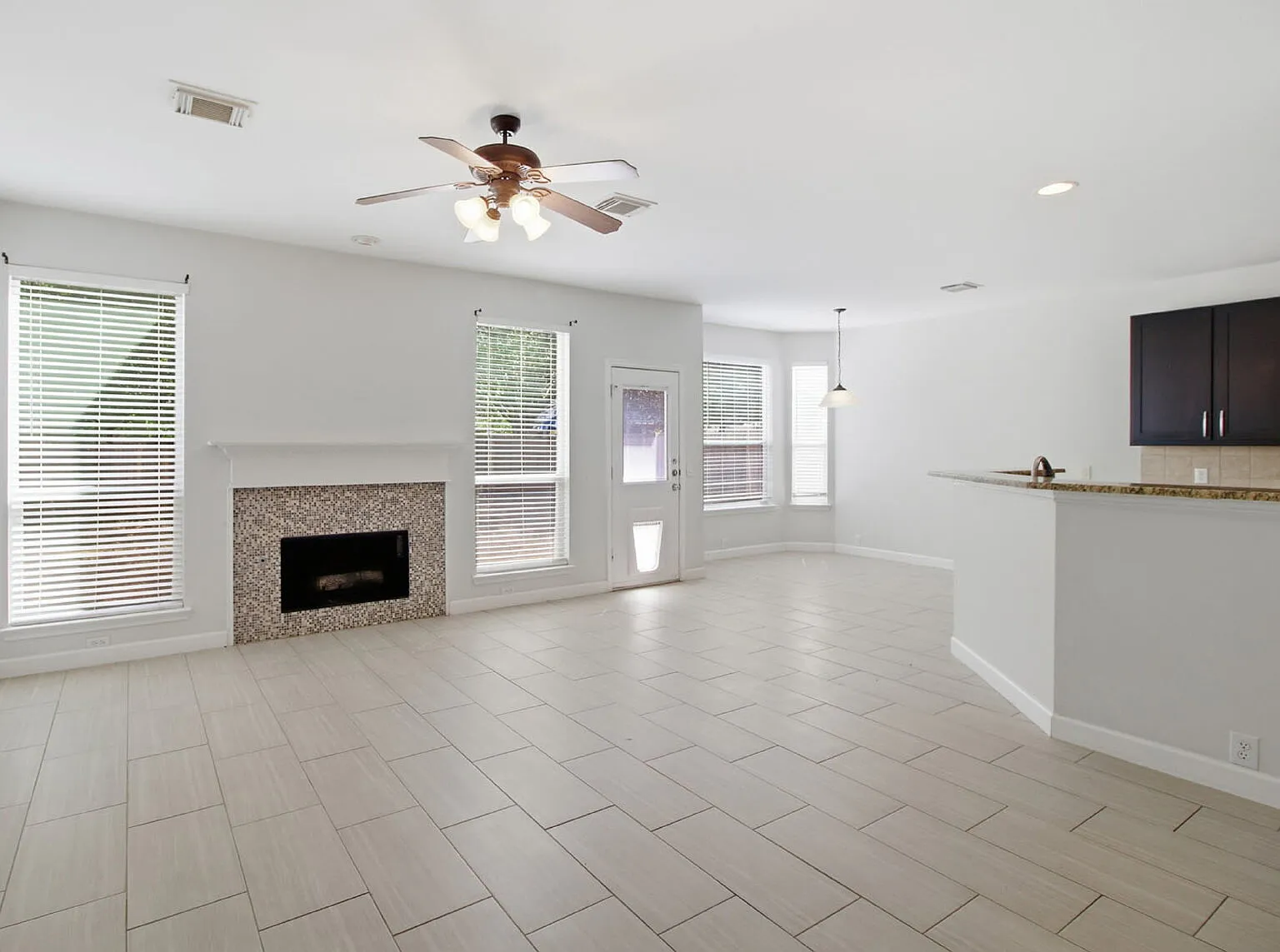 4 bed, 3.0 bath, 2896 sqft, $2,350 — Photo 4