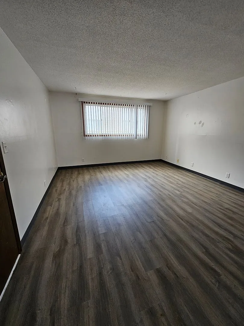 Evergreen Apartments — Photo 3