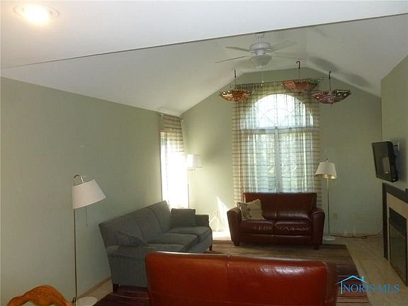 5th image of 102 Turnbury Ln