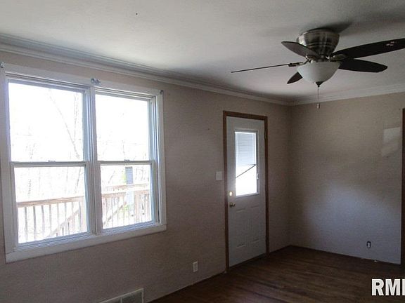 5th image of 2 Blue Grass Ct