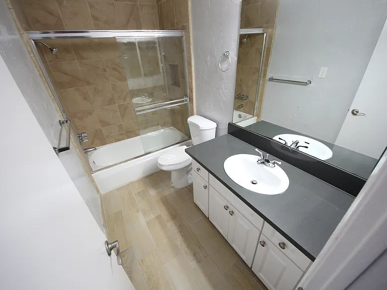415 Venice Apartments — Photo 9
