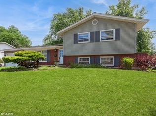 6805 Roberts Dr, Woodridge, IL 60517