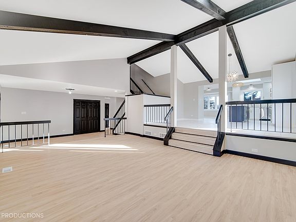 5th image of 3030 Bonnie Brae Cres