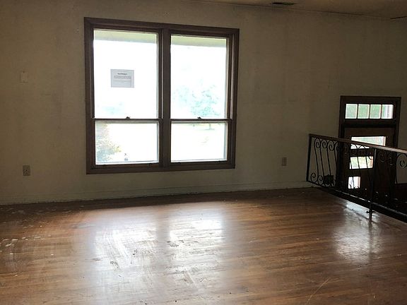 2nd image of 185 Rose St