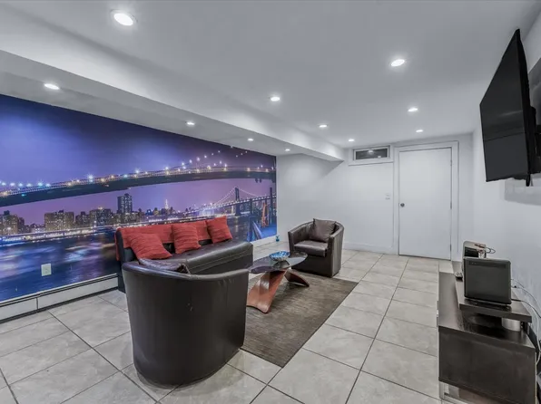 698 Lexington Avenue image 23 of 36