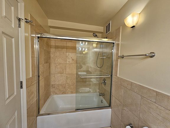 5th image of 2555 W Catalpa Ave APT 1C