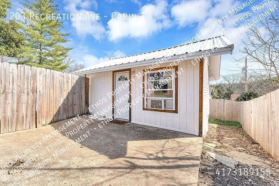 Availible Now 2 Bed 1 Bath Near The Lake — Photo 2