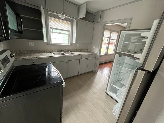 3rd image of 715 11th Ave N