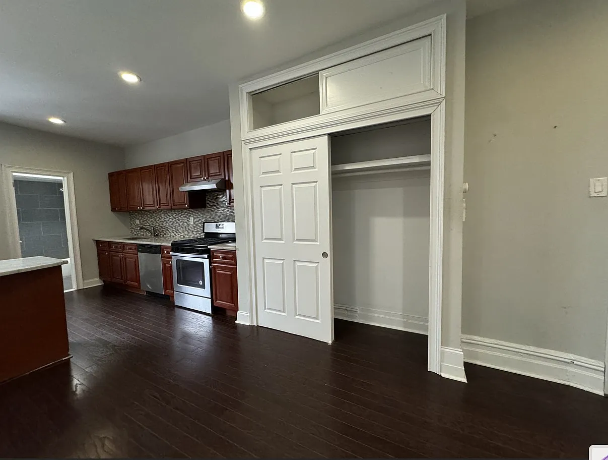 3 bed, 1000 sqft, $2,300 — Photo 3