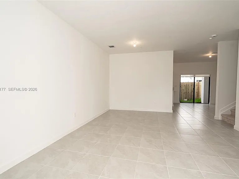 270 SW 159th Pl — Photo 2
