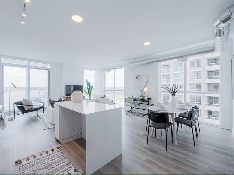 5249 Dundas St W — Photo 12