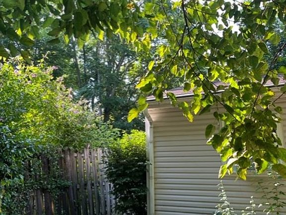 4th image of 2620 1/2 S Madison St