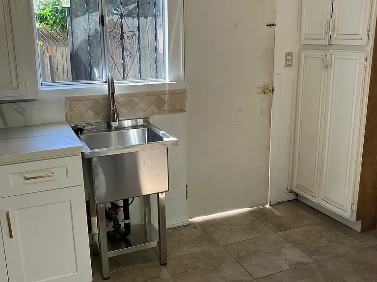 4765 1/2 Auburn Dr — Photo 6