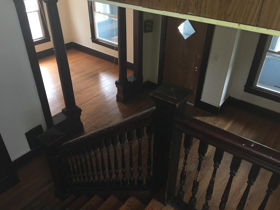1st image of 218 W Calthrop Ave
