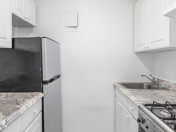 5th image of 155 E 34th St APT 14B