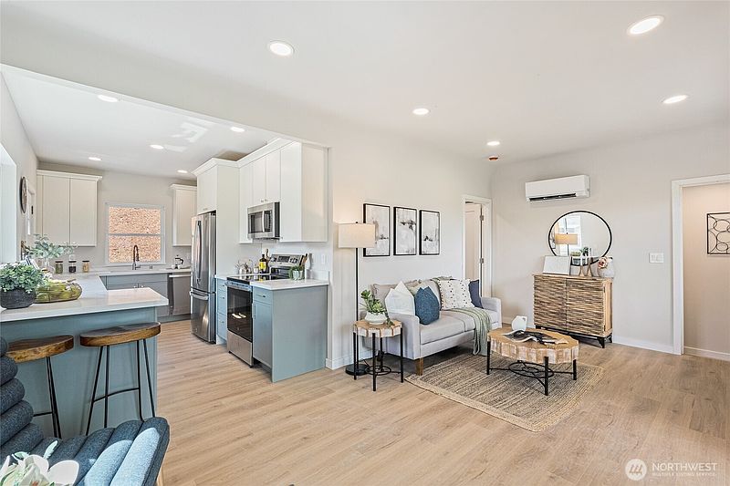 4th image of 4015 Burton Place W