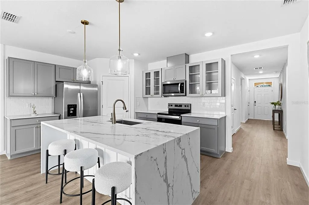 4 bed, 2.0 bath, 1828 sqft, $3,000 — Photo 4