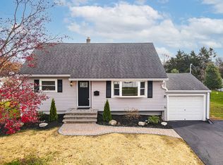 11 Norfolk Rd, Somerset, NJ 08873