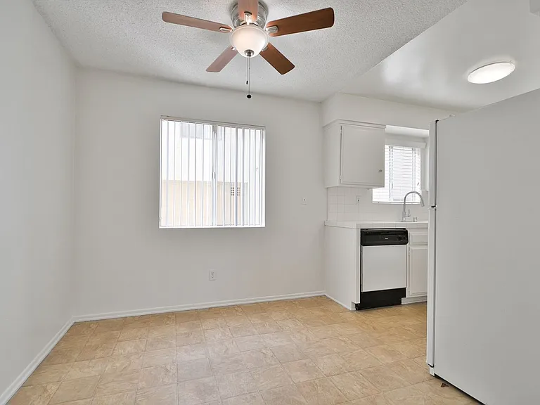 2302 Marshallfield Ln — Photo 5