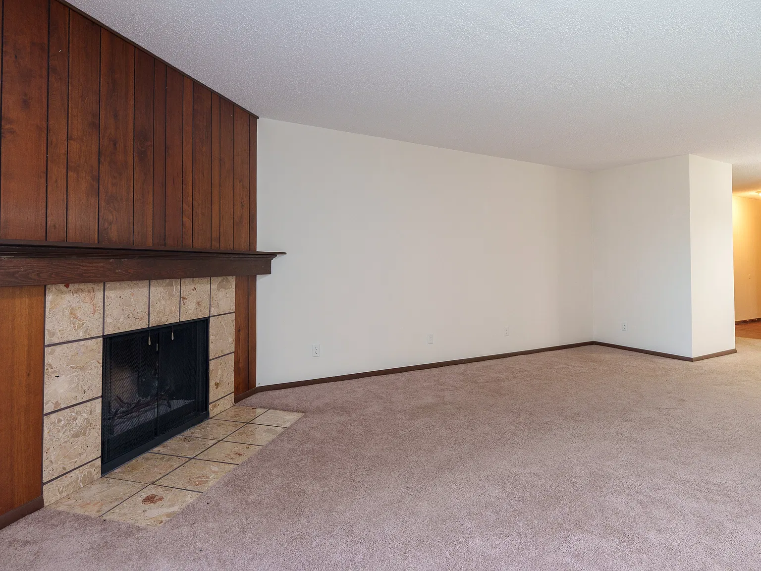 Twin Lakes Apartments - TWC - M-118 — Photo 2