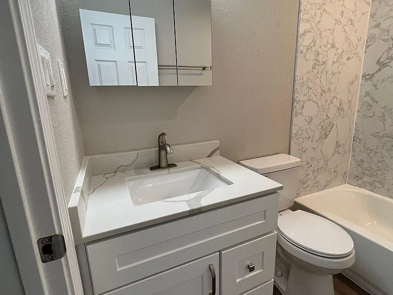 1021 W 8th St #3 — Photo 5