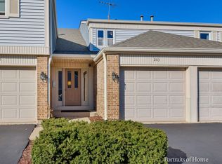 203 Auburn Ct, Saint Charles, IL 60174