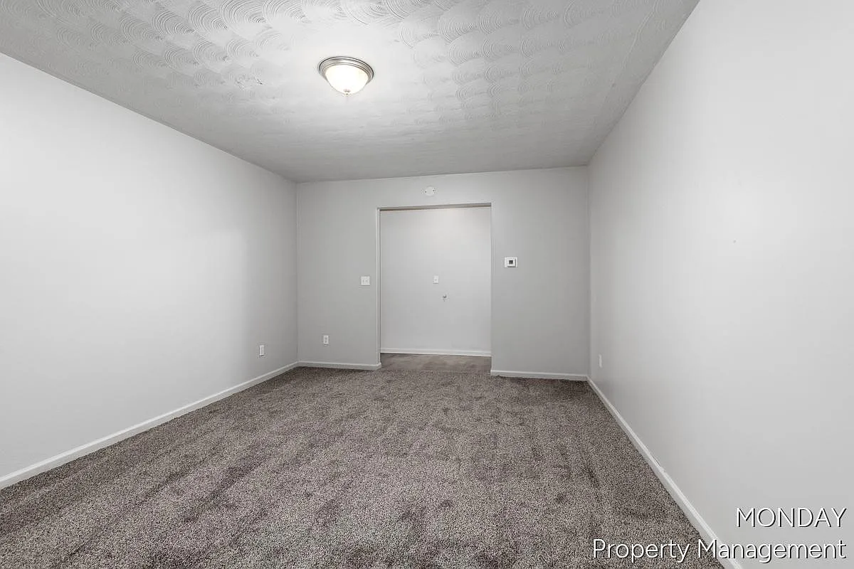 130 S Clarendon St - 118-4 — Photo 2