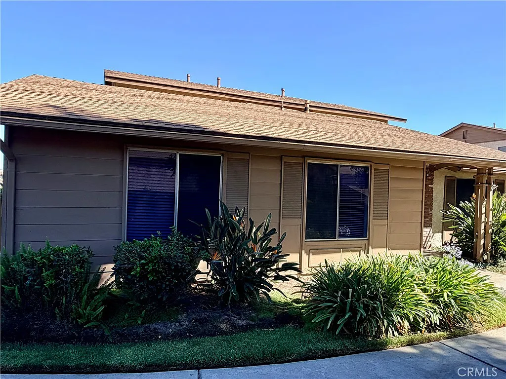 3 bed, 1053 sqft, $3,000 — Photo 2