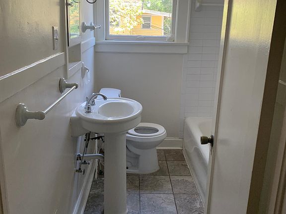 4th image of 2802 College St #1