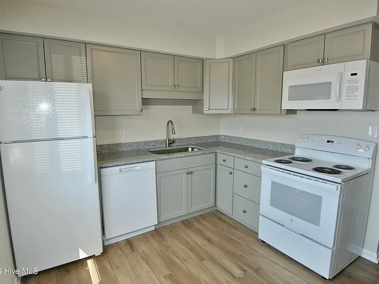 1729 Elmwood St #D — Photo 6