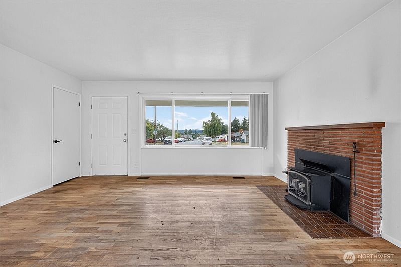 5th image of 294 NE Queets Street