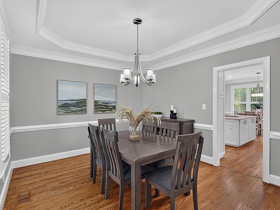 5th image of 202 Stoneleigh Dr