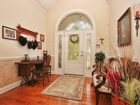 3rd image of 12 Woodview Ln