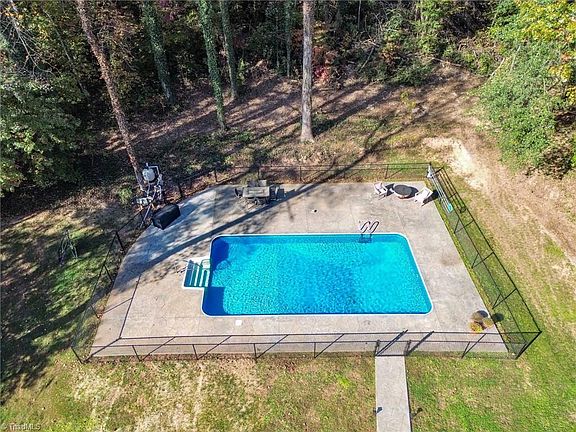 3rd image of 146 Marview Dr