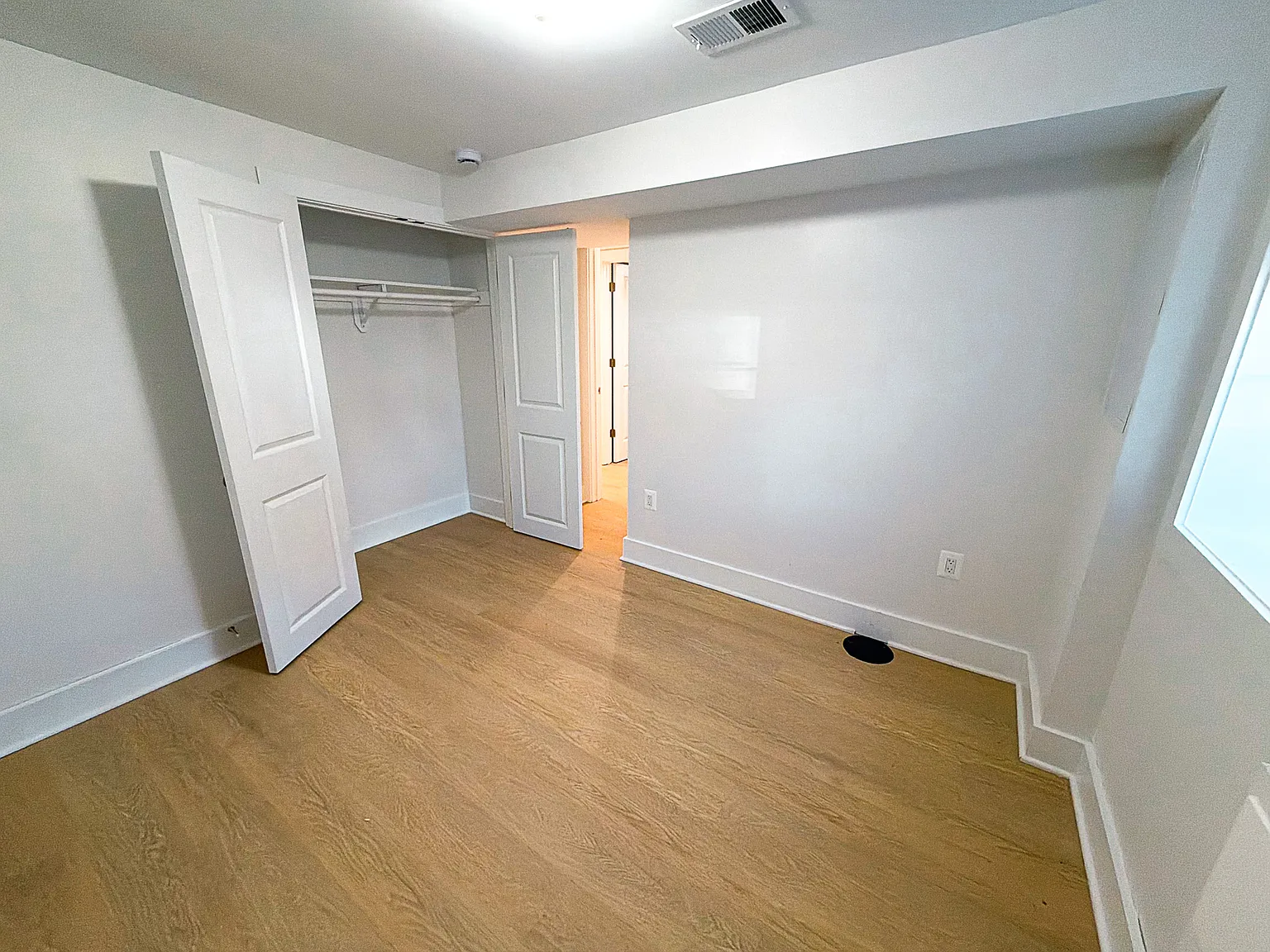 3 bed, 1100 sqft, $5,100 — Photo 4