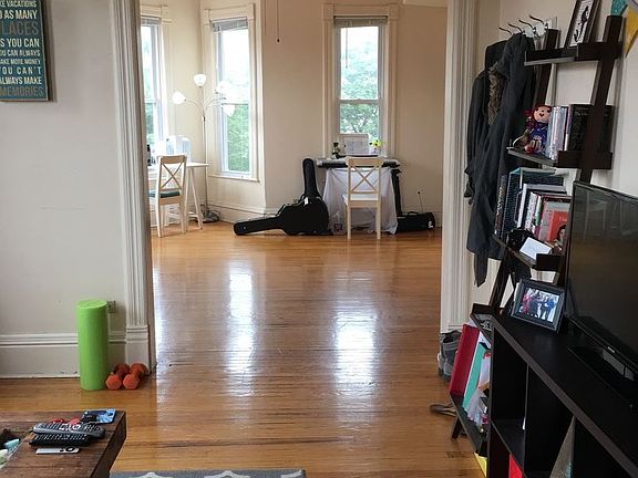 3rd image of 1928 W Cuyler Ave APT 2